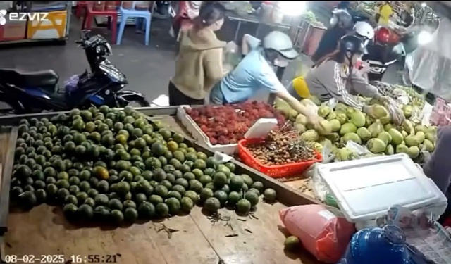 TP.HCM: Truy tìm 2 nghi phạm giả dạng công nhân đi móc túi ở phường Bến Cát- Ảnh 3. TP.HCM: Truy tìm 2 nghi phạm giả dạng công nhân đi móc túi ở phường Bến Cát- Ảnh 3.