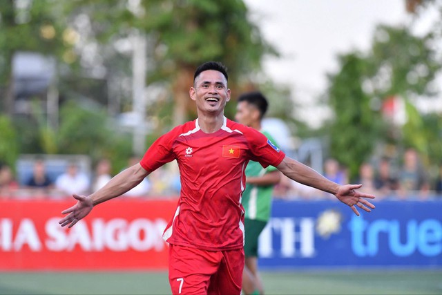 Đội tuyển 7 người Việt Nam gây ấn tượng trước các ngôi sao bóng đá sân cỏ
- Ảnh 7. Đội tuyển 7 người Việt Nam gây ấn tượng trước các ngôi sao bóng đá sân cỏ
- Ảnh 7.