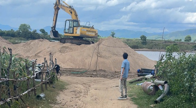 Hơn 100 hộ dân khốn đốn vì mỏ cát chặn lối lên rẫy - Ảnh 1.