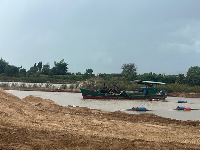 Hơn 100 hộ dân khốn đốn vì mỏ cát chặn lối lên rẫy - Ảnh 3.