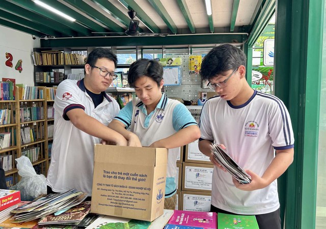 Nhóm học sinh TP.HCM tặng sách mong ngày tựu trường cho học sinh vùng lũ Nghệ An- Ảnh 3.