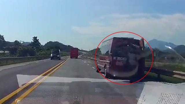 Xe khách lại ngang nhiên dừng đón khách trên cao tốc, mức phạt chưa đủ nặng? - Ảnh 1.