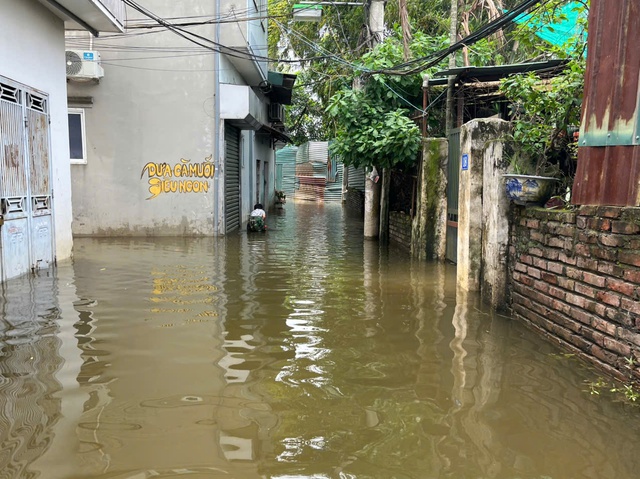 Xóm nhỏ Hà Nội nước ngập 6 ngày chưa rút- Ảnh 1. Xóm nhỏ Hà Nội nước ngập 6 ngày chưa rút- Ảnh 1.