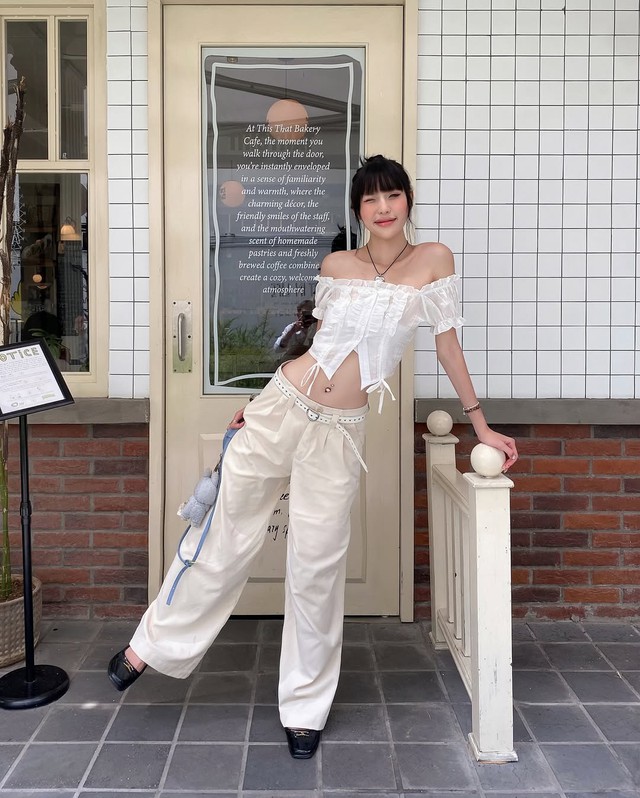 'Cân' mọi phong cách khi diện áo trễ vai- Ảnh 1. 'Cân' mọi phong cách khi diện áo trễ vai- Ảnh 1.