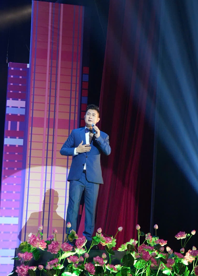 Lê Anh Tuấn biểu diễn trong chương trình nghệ thuật kỷ niệm 80 năm Quốc khánh
- Ảnh 2.