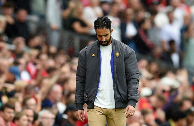 VAR 'trao' phạt đền ph&uacute;t 90+7, M.U thắng h&uacute; v&iacute;a Burnley: HLV Amorim c&ograve;n l&acirc;u mới hết lo- Ảnh 1.