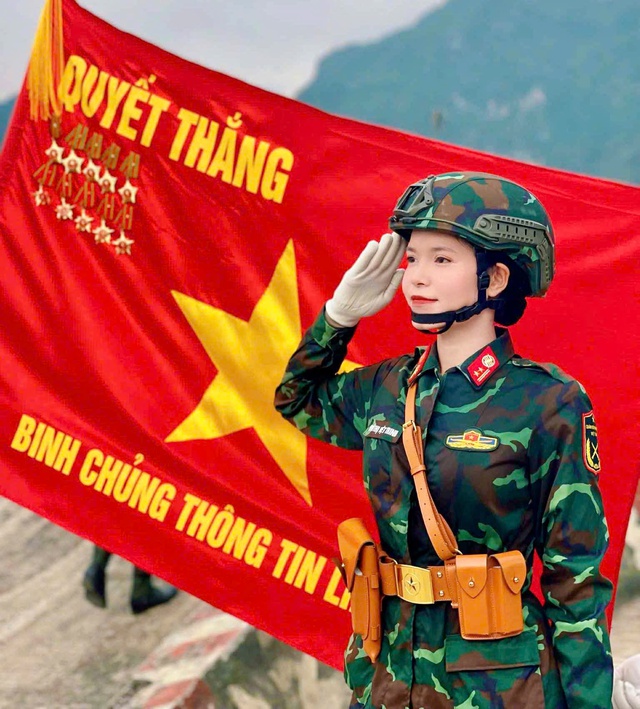 

A80 là sự kiện đầu tiên Trinh tham gia diễu binh  