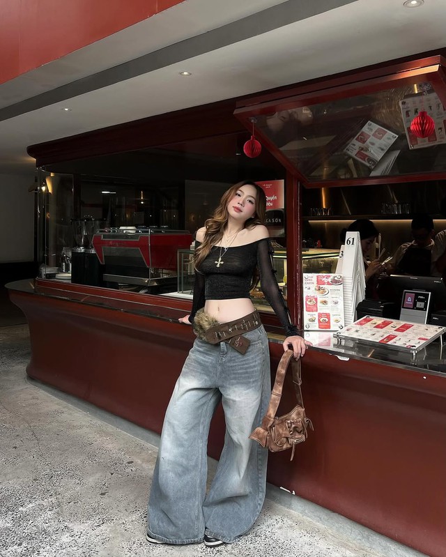 'Cân' mọi phong cách khi diện áo trễ vai- Ảnh 4. 'Cân' mọi phong cách khi diện áo trễ vai- Ảnh 4.