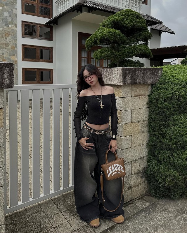 'Cân' mọi phong cách khi diện áo trễ vai- Ảnh 5. 'Cân' mọi phong cách khi diện áo trễ vai- Ảnh 5.