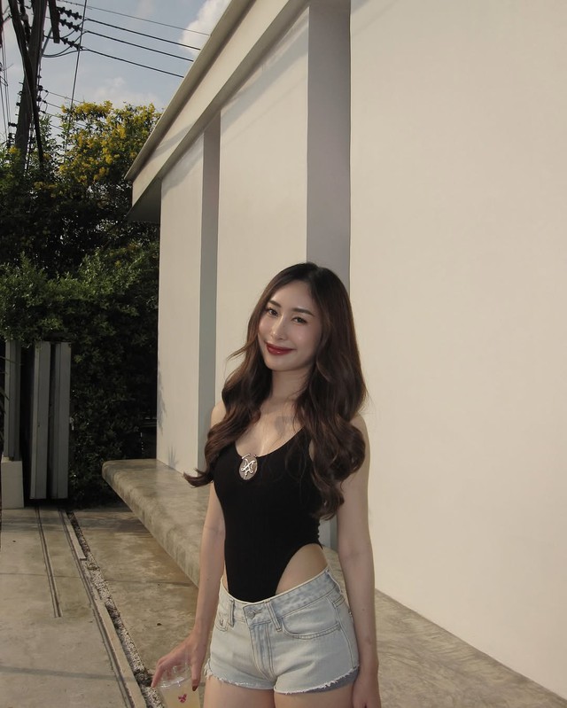 Ngại gì cá tính với bộ đôi bodysuit phối denim táo bạo- Ảnh 5. Ngại gì cá tính với bộ đôi bodysuit phối denim táo bạo- Ảnh 5.