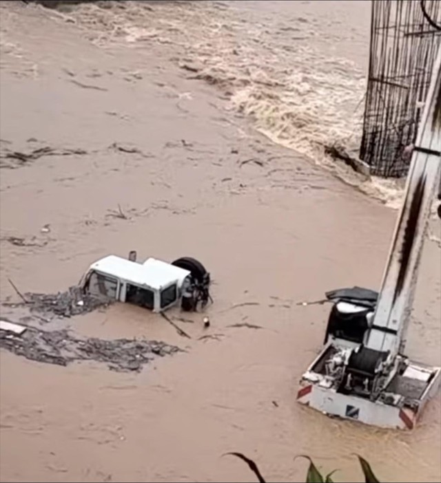 Mưa lớn suốt đêm, cảnh báo lũ quét trên các sông tại Quảng Trị - Ảnh 4.