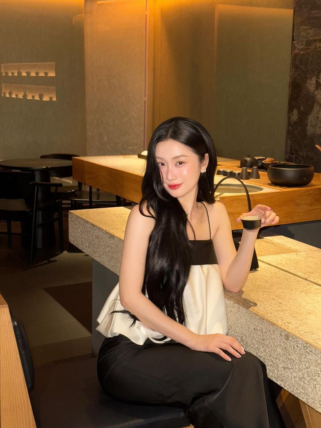 Sức hút thanh lịch nhưng không cầu kỳ từ trang phục không tay- Ảnh 2.