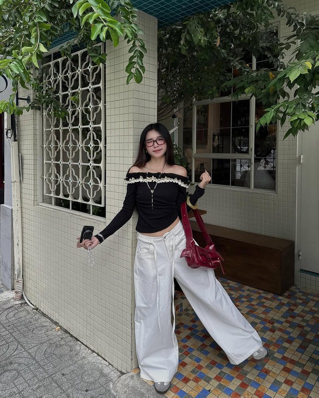 'Cân' mọi phong cách khi diện áo trễ vai- Ảnh 6. 'Cân' mọi phong cách khi diện áo trễ vai- Ảnh 6.