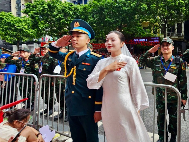 Cặp đôi chụp ảnh cưới trong buổi tổng duyệt diễu binh gây sốt - Ảnh 3.