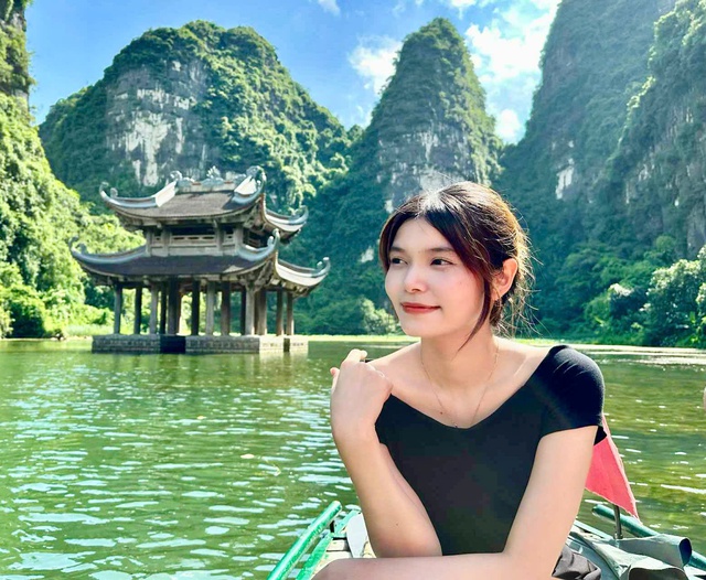 

Nữ chiến sĩ có vẻ đẹp dịu dàng, đằm thắm  
