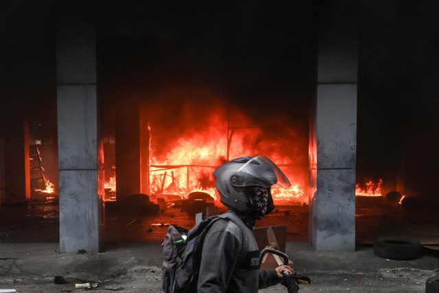 Biểu tình ở Indonesia: Người biểu tình đốt tòa nhà nghị viện ở 3 tỉnh - Ảnh 1. Biểu tình ở Indonesia: Người biểu tình đốt tòa nhà nghị viện ở 3 tỉnh - Ảnh 1.