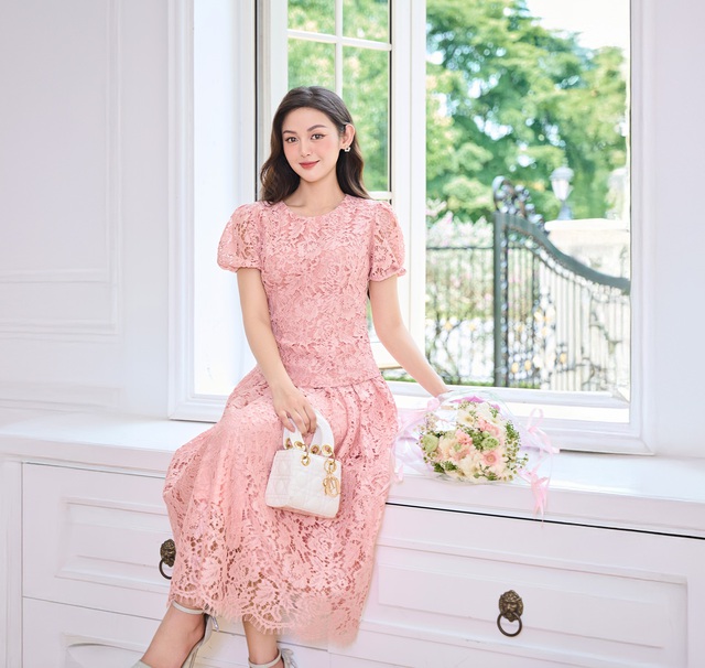 Chạm đến vẻ đẹp mong manh qua từng lớp vải ren tinh xảo- Ảnh 2. Chạm đến vẻ đẹp mong manh qua từng lớp vải ren tinh xảo- Ảnh 2.