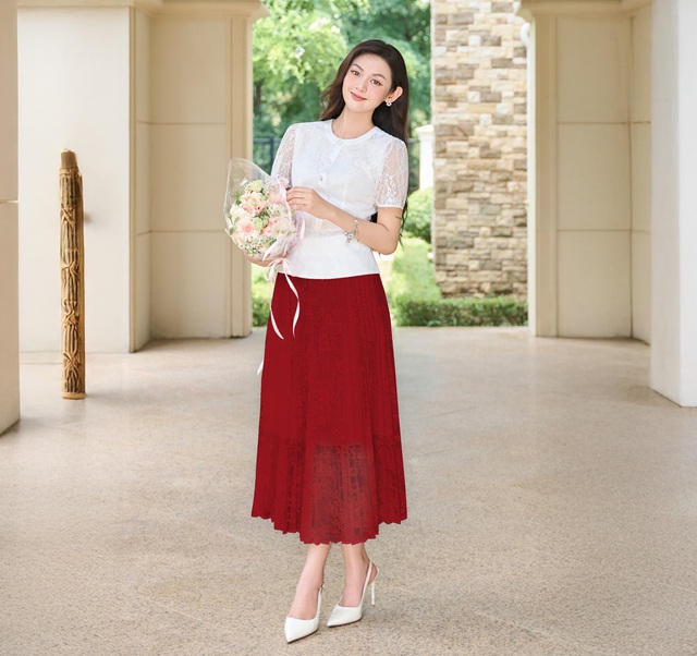 Chạm đến vẻ đẹp mong manh qua từng lớp vải ren tinh xảo- Ảnh 3. Chạm đến vẻ đẹp mong manh qua từng lớp vải ren tinh xảo- Ảnh 3.