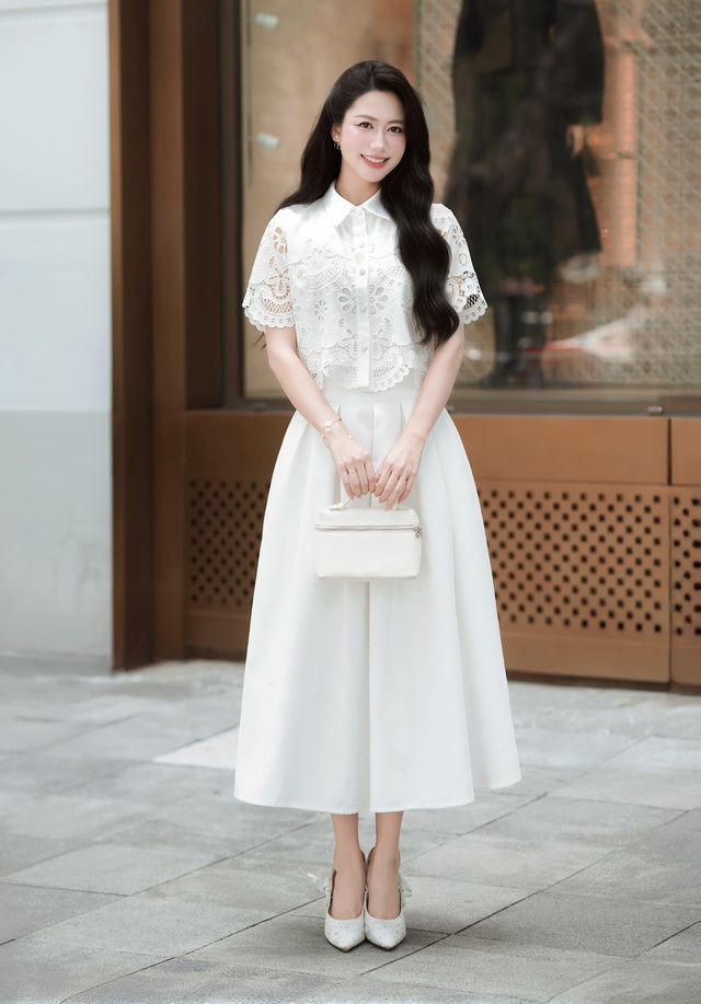 Chạm đến vẻ đẹp mong manh qua từng lớp vải ren tinh xảo- Ảnh 4. Chạm đến vẻ đẹp mong manh qua từng lớp vải ren tinh xảo- Ảnh 4.