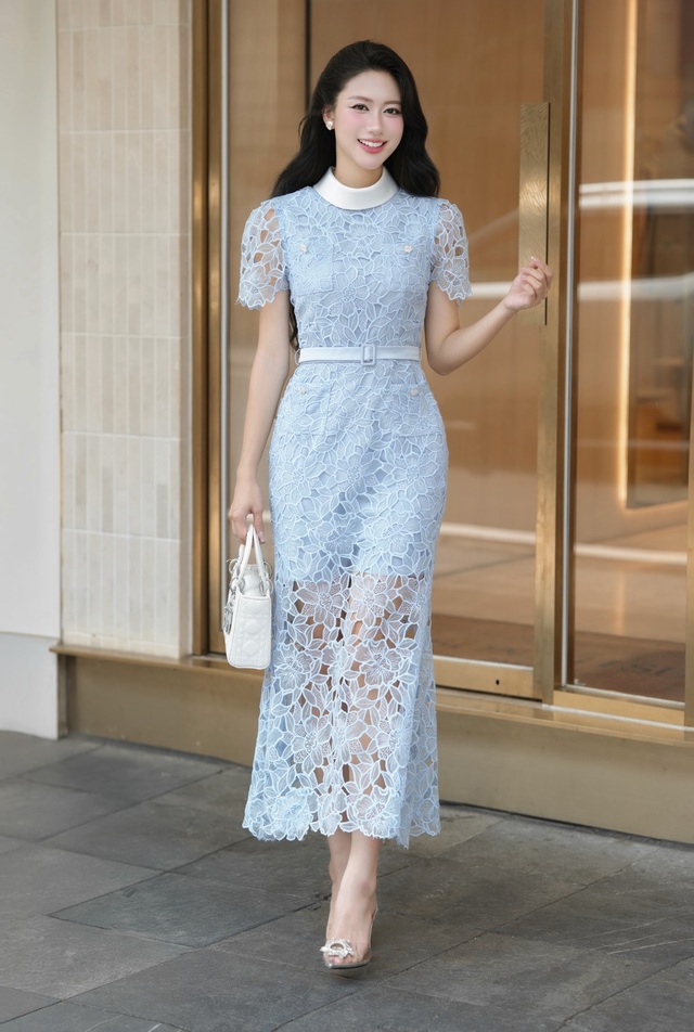 Chạm đến vẻ đẹp mong manh qua từng lớp vải ren tinh xảo- Ảnh 5. Chạm đến vẻ đẹp mong manh qua từng lớp vải ren tinh xảo- Ảnh 5.