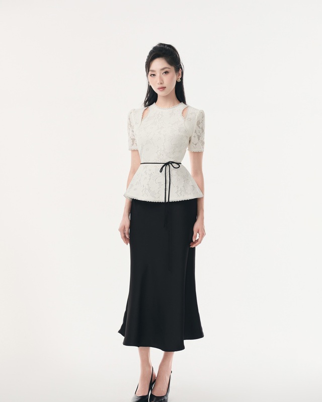 Chạm đến vẻ đẹp mong manh qua từng lớp vải ren tinh xảo- Ảnh 6. Chạm đến vẻ đẹp mong manh qua từng lớp vải ren tinh xảo- Ảnh 6.