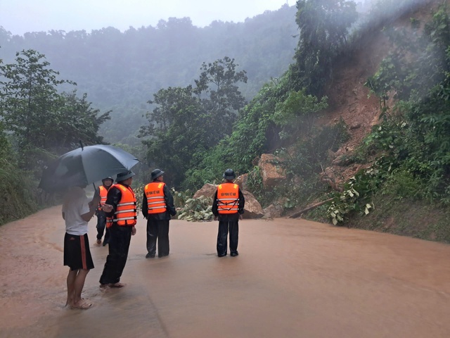 Bão số 6: Vùng núi Quảng Trị sạt lở nhiều nơi, lũ dâng - Ảnh 2. Bão số 6: Vùng núi Quảng Trị sạt lở nhiều nơi, lũ dâng - Ảnh 2.
