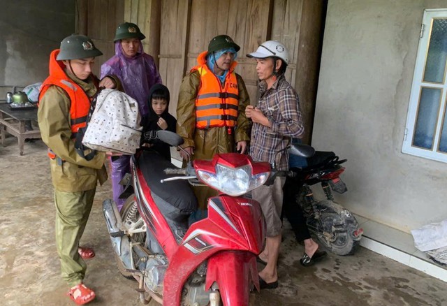 Bão số 6: 100 hộ dân thôn vạn chài bị chia cắt do ngập lụt - Ảnh 1.
