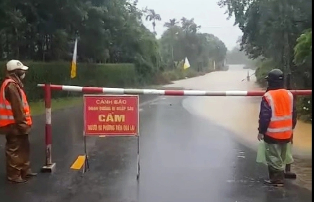 Áp thấp nhiệt đới đang gây mưa lớn ở Hà Tĩnh - Ảnh 1.