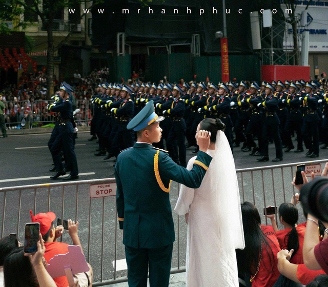 Cặp đôi chụp ảnh cưới trong buổi tổng duyệt diễu binh gây sốt - Ảnh 2.