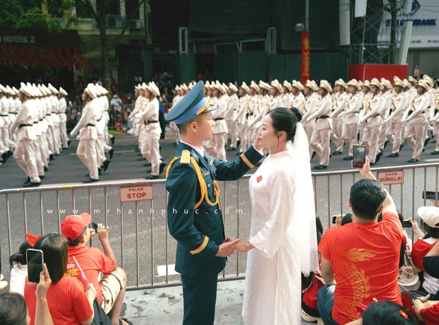 Cặp đôi chụp ảnh cưới trong buổi tổng duyệt diễu binh gây sốt - Ảnh 1.