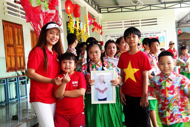 Khánh Hòa: Mang yêu thương đến trẻ khuyết tật Mái ấm Thừa Sai - Ảnh 2.