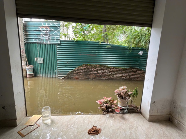 Xóm nhỏ Hà Nội nước ngập 6 ngày chưa rút- Ảnh 5. Xóm nhỏ Hà Nội nước ngập 6 ngày chưa rút- Ảnh 5.