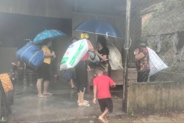 Mưa lớn suốt đêm, cảnh báo lũ quét trên các sông tại Quảng Trị - Ảnh 3.