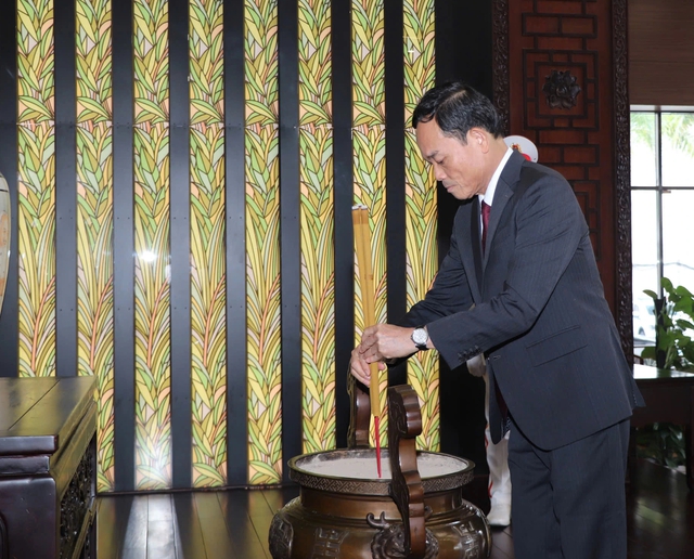 Bí thư Trần Lưu Quang dâng hương tưởng nhớ Chủ tịch Hồ Chí Minh dịp Quốc khánh- Ảnh 2. Bí thư Trần Lưu Quang dâng hương tưởng nhớ Chủ tịch Hồ Chí Minh dịp Quốc khánh- Ảnh 2.