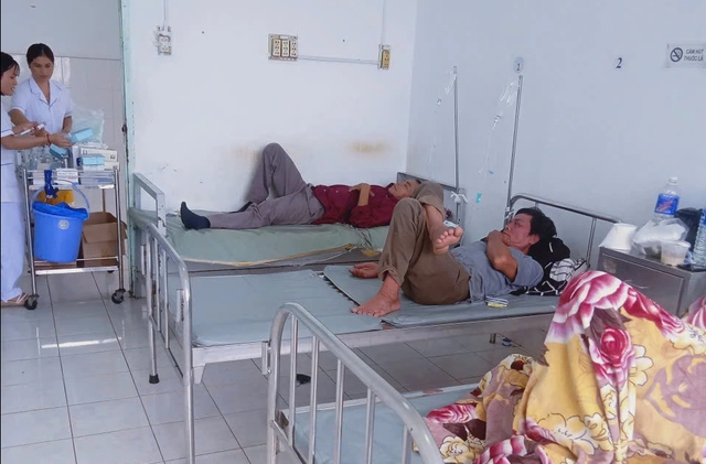 Gia Lai: 131 người nhập viện nghi do ngộ độc sau tiệc tân gia- Ảnh 2. Gia Lai: 131 người nhập viện nghi do ngộ độc sau tiệc tân gia- Ảnh 2.