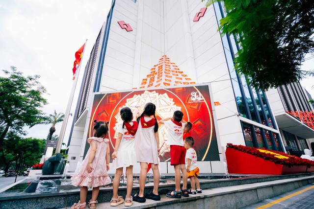 Techcombank trong mùa đại lễ: tự hào sống cùng thời khắc lịch sử - Ảnh 5. Techcombank trong mùa đại lễ: tự hào sống cùng thời khắc lịch sử - Ảnh 5.