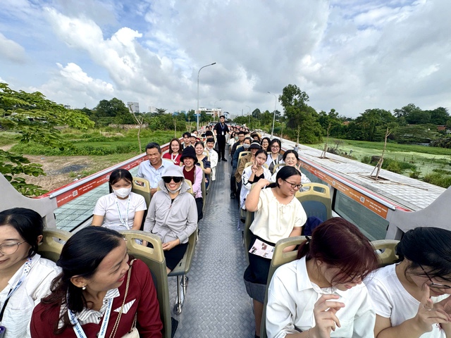 Tân sinh viên và phụ huynh háo hức tham quan khu đô thị ĐH Quốc gia TP.HCM trên xe bus trong ngày hội kết nối và trải nghiệm của Trường ĐH Kinh tế - Luật. Tân sinh viên và phụ huynh háo hức tham quan khu đô thị ĐH Quốc gia TP.HCM trên xe bus trong ngày hội kết nối và trải nghiệm của Trường ĐH Kinh tế - Luật.