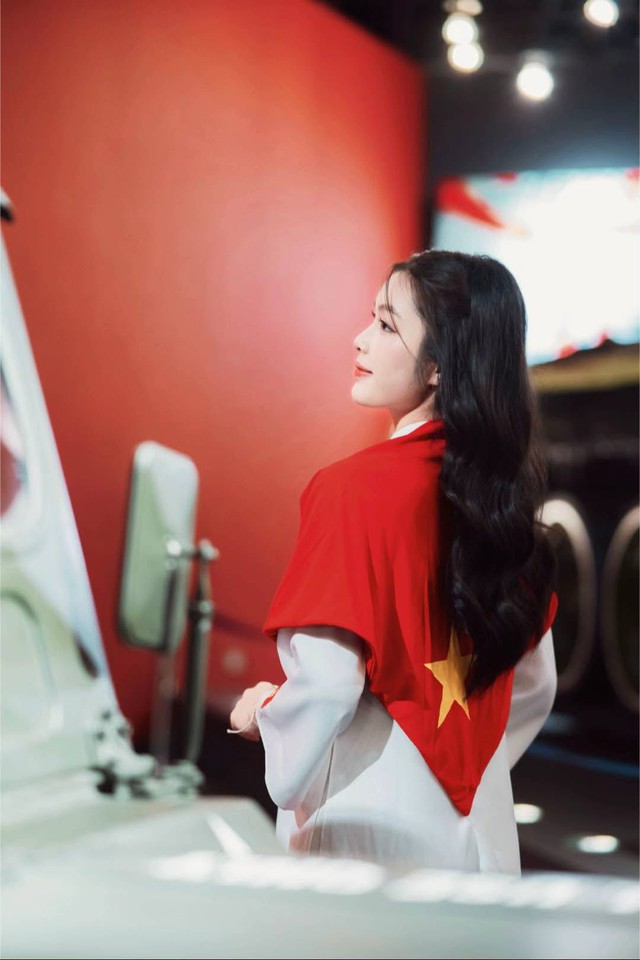 &lsquo;Hot girl&rsquo; b&oacute;ng chuyền H&agrave; Kiều Vy g&acirc;y thương nhớ với bộ ảnh mừng Quốc kh&aacute;nh - Ảnh 5.