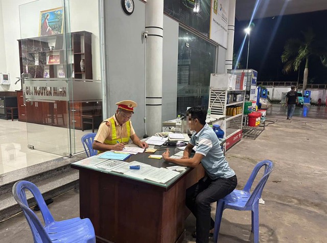 CSGT Đồng Nai lập biên bản xe khách 24 chỗ 'nhồi nhét' 46 hành khách- Ảnh 2.