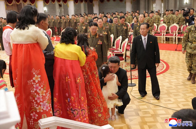 Ông Kim Jong-un hứa 'cuộc sống tươi đẹp' cho gia đình binh sĩ tử trận ở Nga - Ảnh 1.