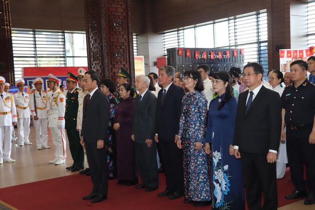 Bí thư Trần Lưu Quang dâng hương tưởng nhớ Chủ tịch Hồ Chí Minh dịp Quốc khánh- Ảnh 1. Bí thư Trần Lưu Quang dâng hương tưởng nhớ Chủ tịch Hồ Chí Minh dịp Quốc khánh- Ảnh 1.