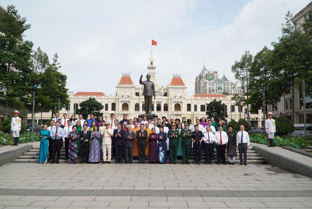 Bí thư Trần Lưu Quang dâng hương tưởng nhớ Chủ tịch Hồ Chí Minh dịp Quốc khánh- Ảnh 4. Bí thư Trần Lưu Quang dâng hương tưởng nhớ Chủ tịch Hồ Chí Minh dịp Quốc khánh- Ảnh 4.