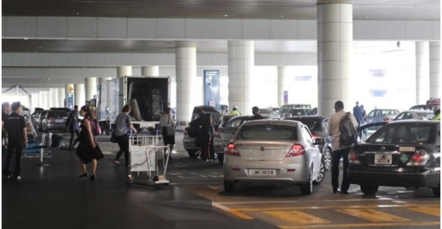 Malaysia sẽ dẹp nạn tài xế taxi chèo kéo, 'chặt chém' khách bằng cách nào? - Ảnh 1.