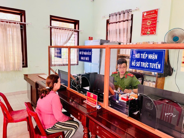 Giữ Tổ quốc bình yên: Thượng úy trẻ giữ bình yên cho làng biển Xuân Cảnh- Ảnh 2. Giữ Tổ quốc bình yên: Thượng úy trẻ giữ bình yên cho làng biển Xuân Cảnh- Ảnh 2.