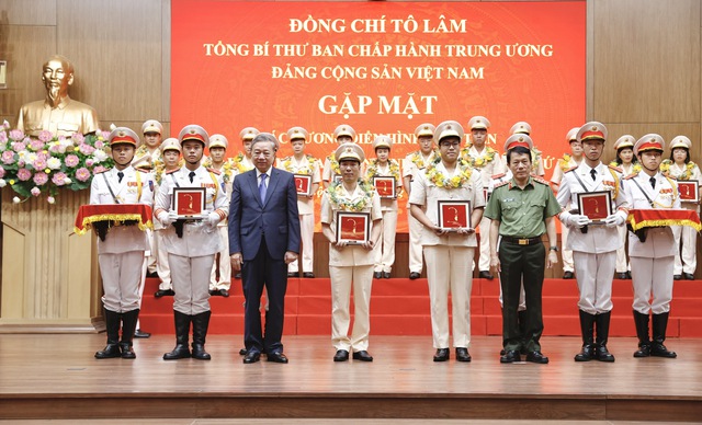 Giữ Tổ quốc bình yên: Thượng úy trẻ giữ bình yên cho làng biển Xuân Cảnh- Ảnh 1. Giữ Tổ quốc bình yên: Thượng úy trẻ giữ bình yên cho làng biển Xuân Cảnh- Ảnh 1.