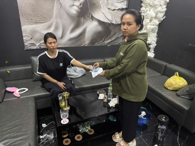 Công an TP.HCM bắt 9 người thuộc 2 nhà hàng vì bán 'bóng cười'- Ảnh 3. Công an TP.HCM bắt 9 người thuộc 2 nhà hàng vì bán 'bóng cười'- Ảnh 3.