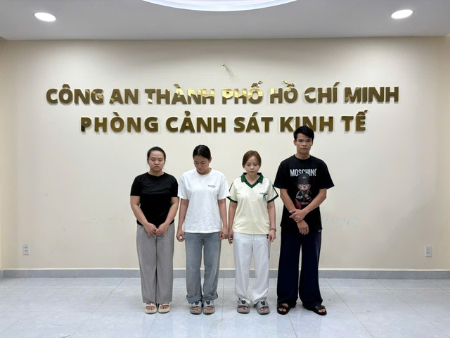Công an TP.HCM bắt 9 người thuộc 2 nhà hàng vì bán 'bóng cười'- Ảnh 4. Công an TP.HCM bắt 9 người thuộc 2 nhà hàng vì bán 'bóng cười'- Ảnh 4.