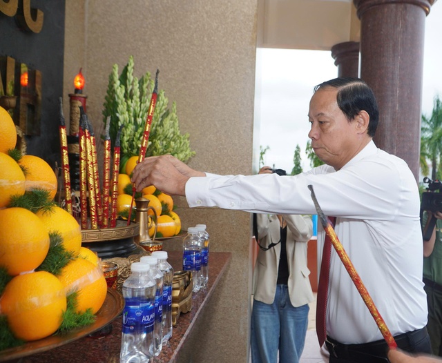 Lãnh đạo TP.HCM dâng hương tại Nghĩa trang liệt sĩ Bà Rịa - Vũng Tàu- Ảnh 1. Lãnh đạo TP.HCM dâng hương tại Nghĩa trang liệt sĩ Bà Rịa - Vũng Tàu- Ảnh 1.