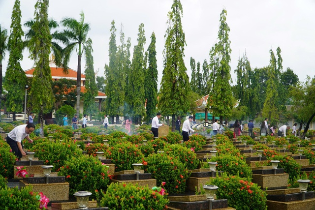 Lãnh đạo TP.HCM dâng hương tại Nghĩa trang liệt sĩ Bà Rịa - Vũng Tàu- Ảnh 2. Lãnh đạo TP.HCM dâng hương tại Nghĩa trang liệt sĩ Bà Rịa - Vũng Tàu- Ảnh 2.