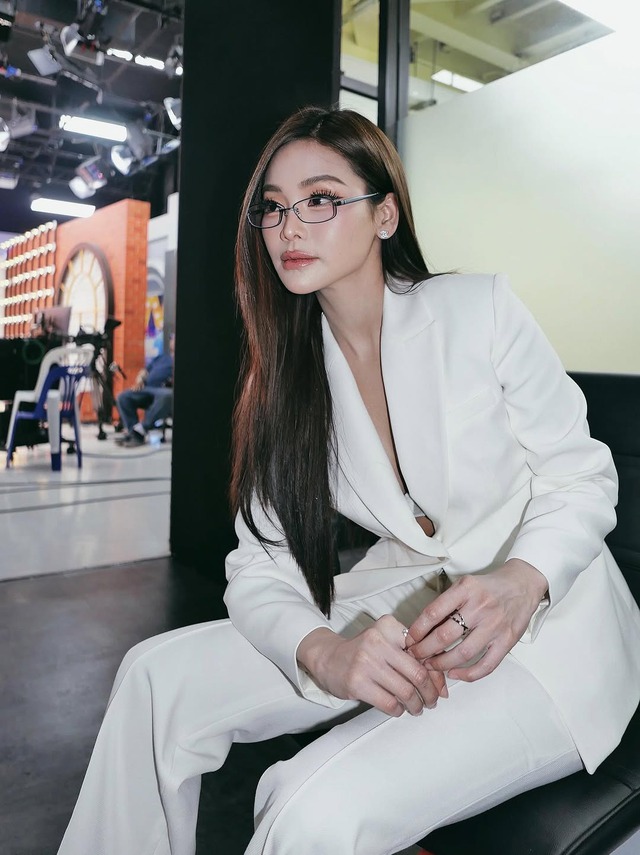 Thanh lịch mà không 'kén' dáng với sắc trắng đơn giản- Ảnh 1.